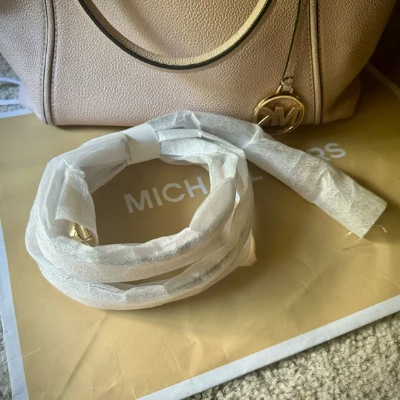Large Michael Kors Pink Purse - Picture 4 of 12